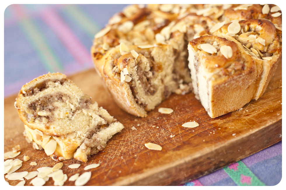 Rosenkuchen mit nussfüllung